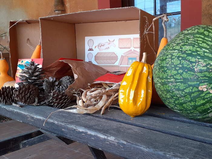 Caixa interactiva amb propostes educatives a una granja per visitar amb nens - Aula Rural Palaudàries